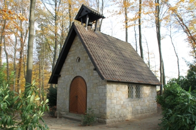 Ein kleines mit Bruchstein gemauertes Häuschen im Wald